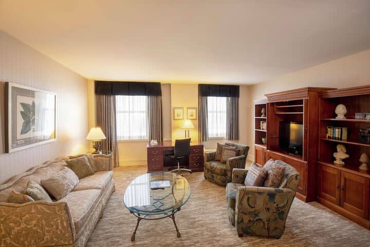 Room 32 of 85
